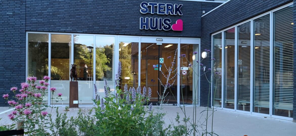 Entree met bloemen en logo