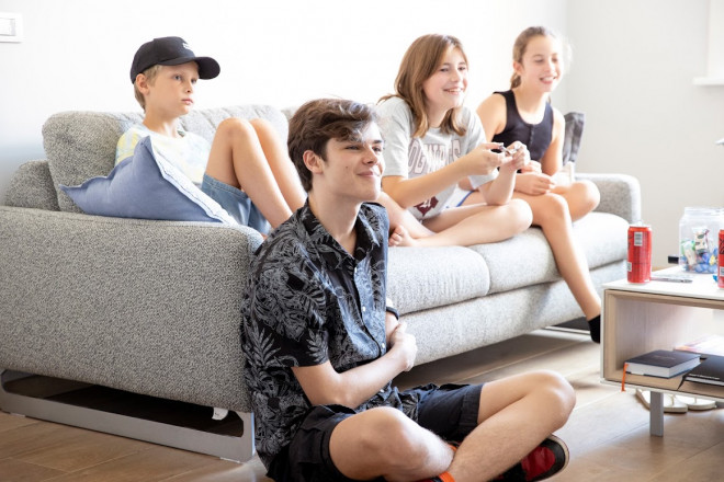 kinderen tieners in zetel tv kijken 2